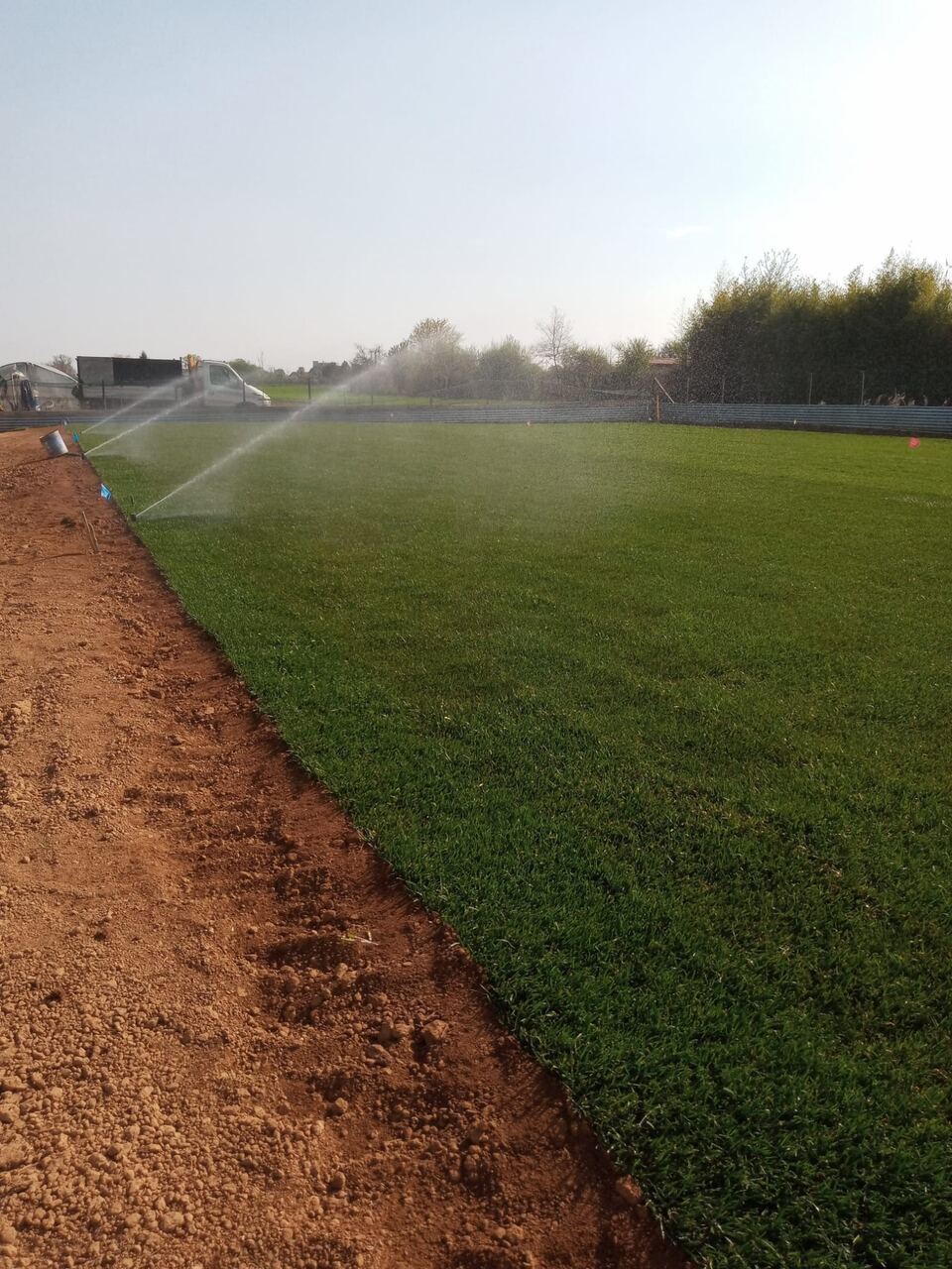 Irrigatori in funzione su un prato appena realizzato
