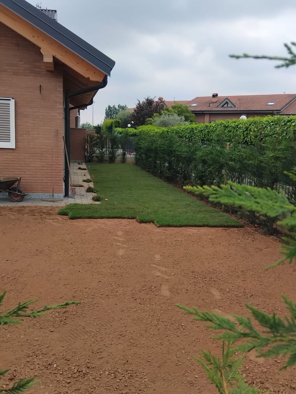 Nuovo prato lungo il fianco di una casa