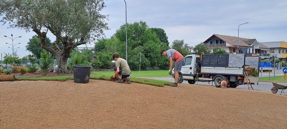 Operaio al lavoro sulla preparazione di una nuova area verde