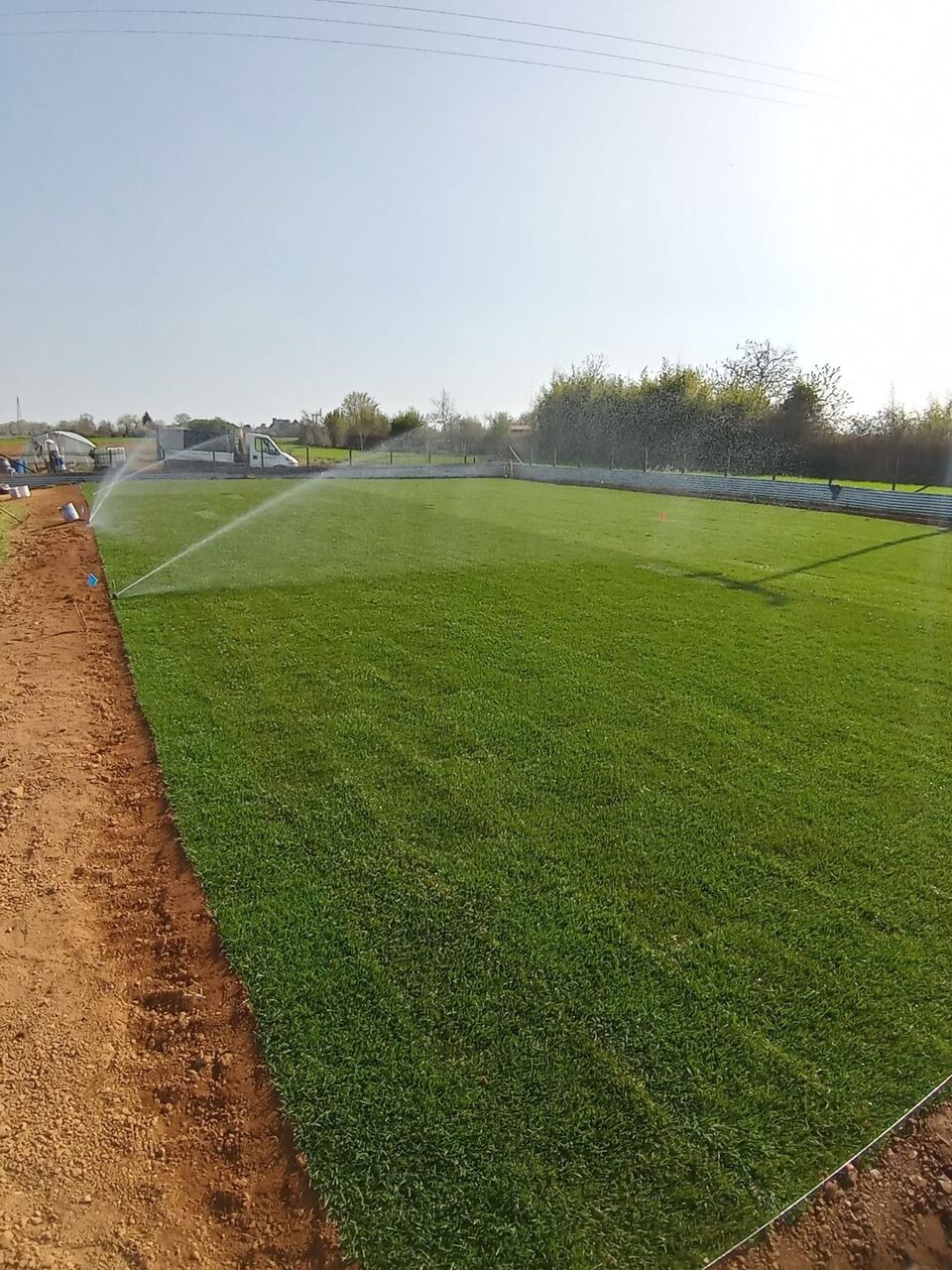 Getti di irrigazione distribuiti su una grande area verde
